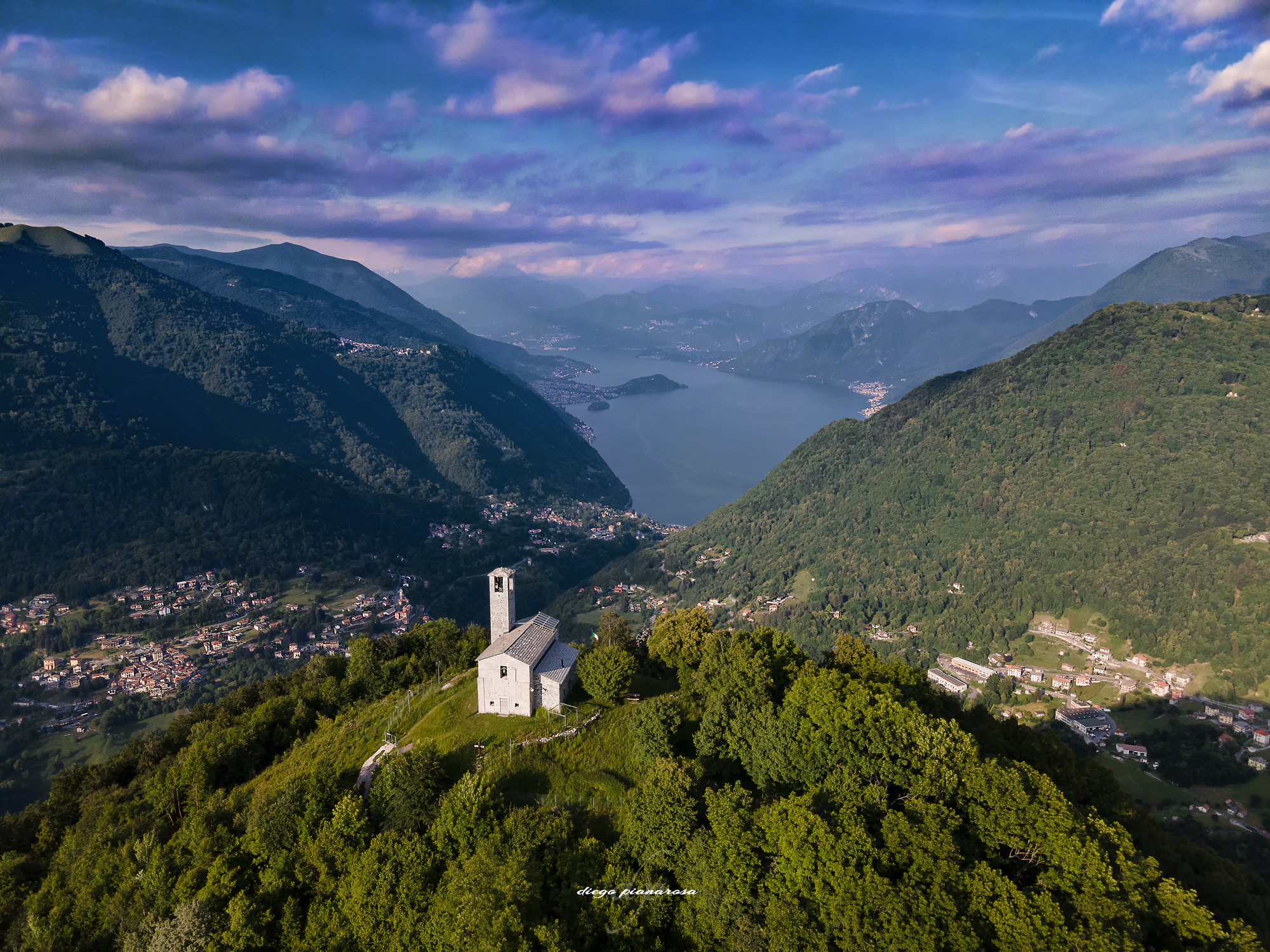 piccolo paradiso di pace, facilmente raggiungibile, attraversando un fitto bosco di castagni che da Casasco d’Intelvi conduce sulla cima del Monte Augario dov’è ubicato da oltre 1000 anni questo eremo